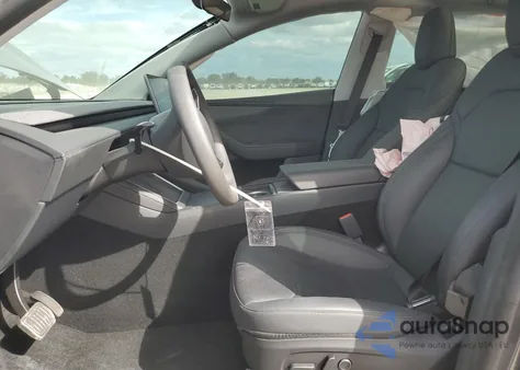 2026 Tesla Model Y z USA, uszkodzony, nr VIN 7SAYGDED5TA416150